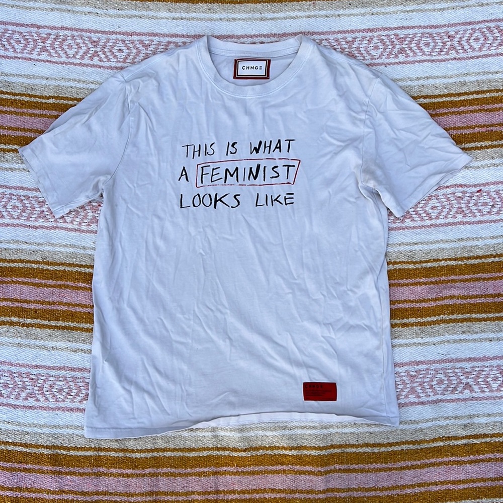 CHNGE THIS IS WHAT A FEMINIST LOOKS LIKE SIZE L T SHIRT - Picture 1 of 1